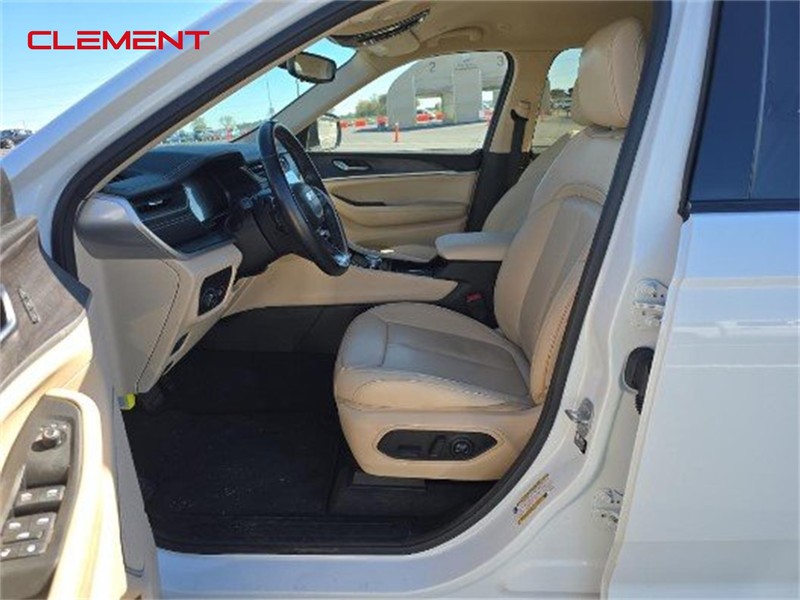 Jeep Grand Cherokee L Vehicle Full-screen Gallery Image 3