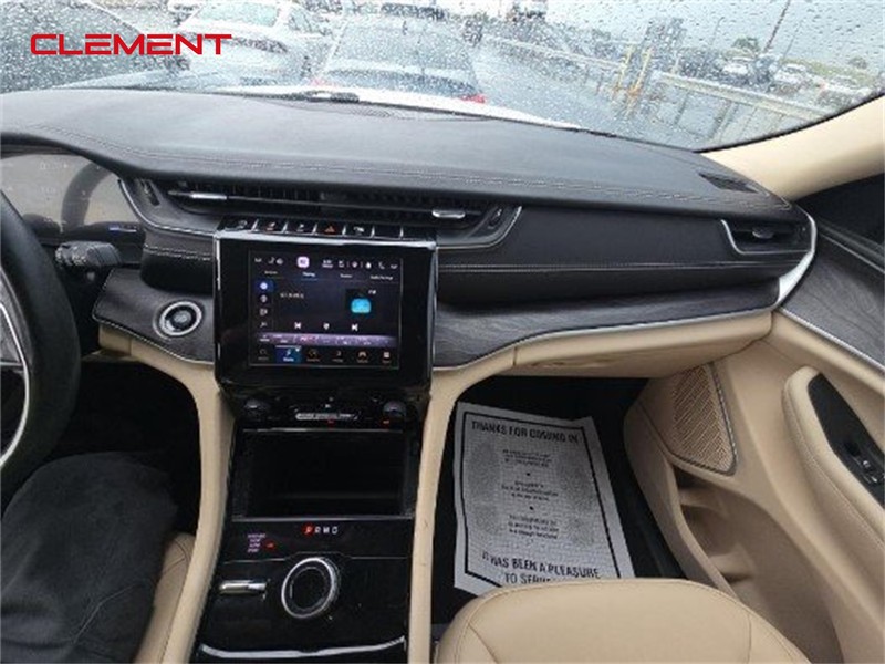 Jeep Grand Cherokee L Vehicle Full-screen Gallery Image 4