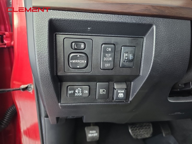 Toyota Tundra 4WD Vehicle Full-screen Gallery Image 11