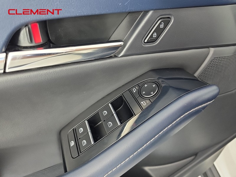 Mazda CX-30 Vehicle Full-screen Gallery Image 21