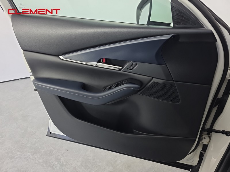 Mazda CX-30 Vehicle Full-screen Gallery Image 22