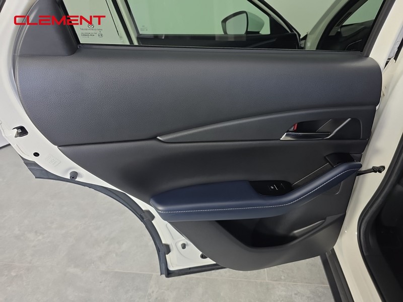 Mazda CX-30 Vehicle Full-screen Gallery Image 25