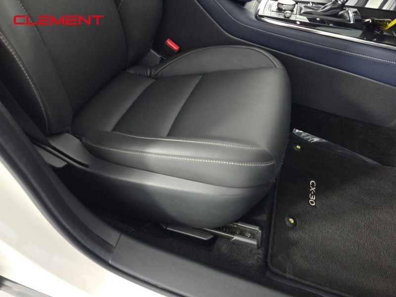 Mazda CX-30 Vehicle Full-screen Gallery Image 28