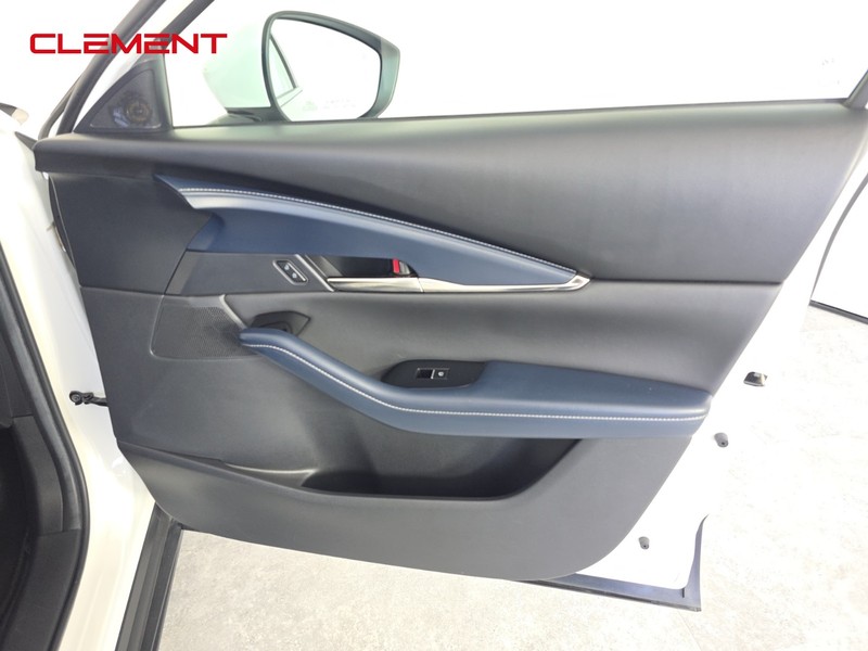 Mazda CX-30 Vehicle Full-screen Gallery Image 29