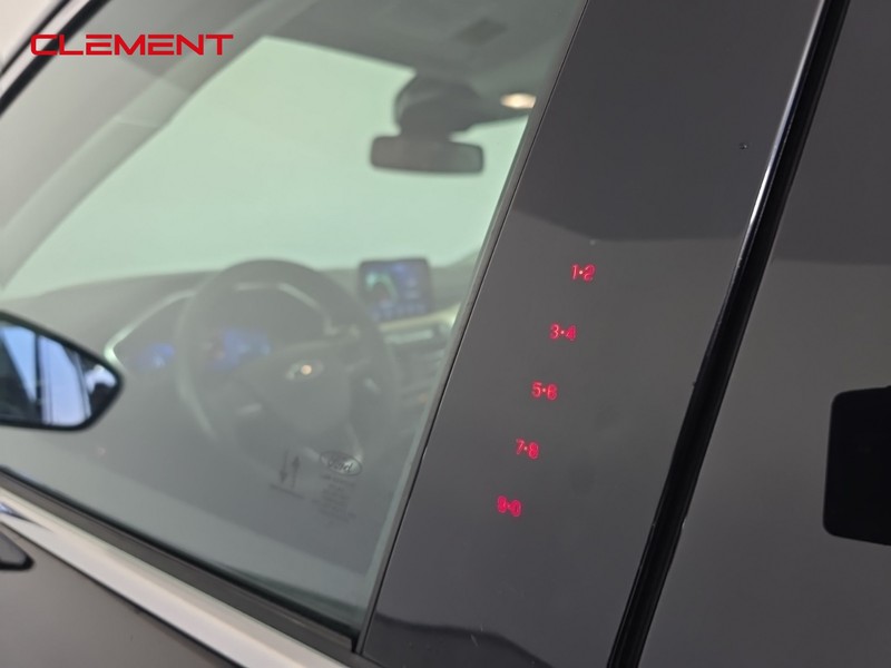 Ford Escape Vehicle Full-screen Gallery Image 11