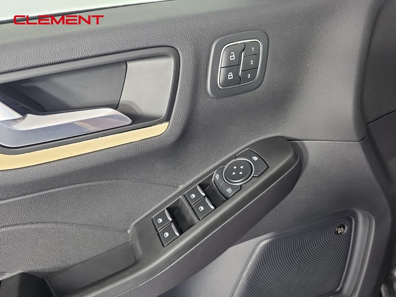 Ford Escape Vehicle Full-screen Gallery Image 27