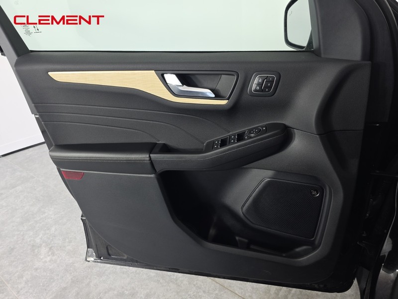 Ford Escape Vehicle Full-screen Gallery Image 28