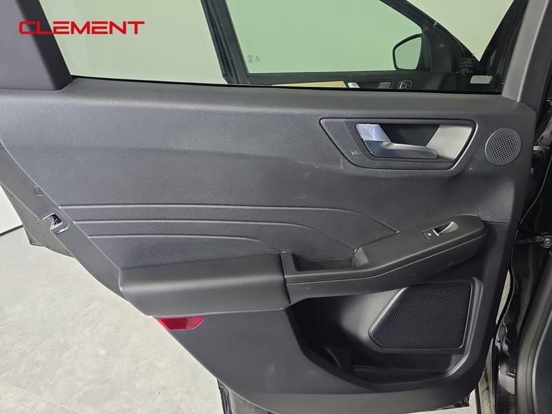 Ford Escape Vehicle Full-screen Gallery Image 31