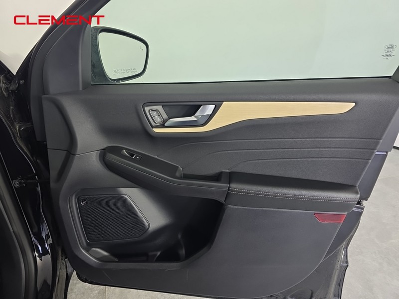 Ford Escape Vehicle Full-screen Gallery Image 36