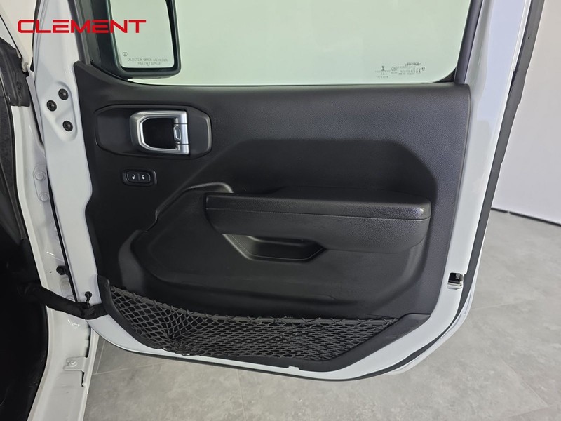 Jeep Gladiator Vehicle Full-screen Gallery Image 30