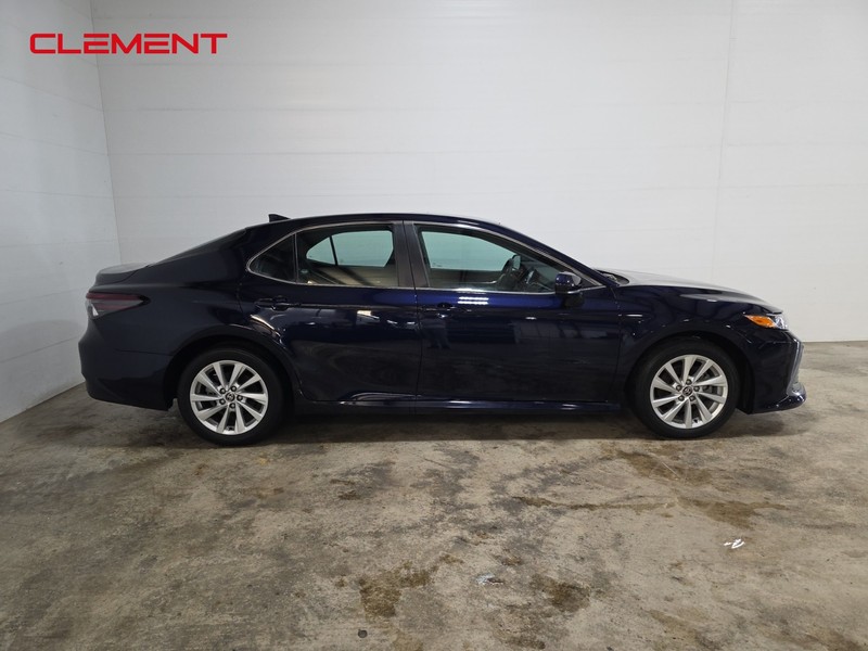 Toyota Camry Vehicle Full-screen Gallery Image 4