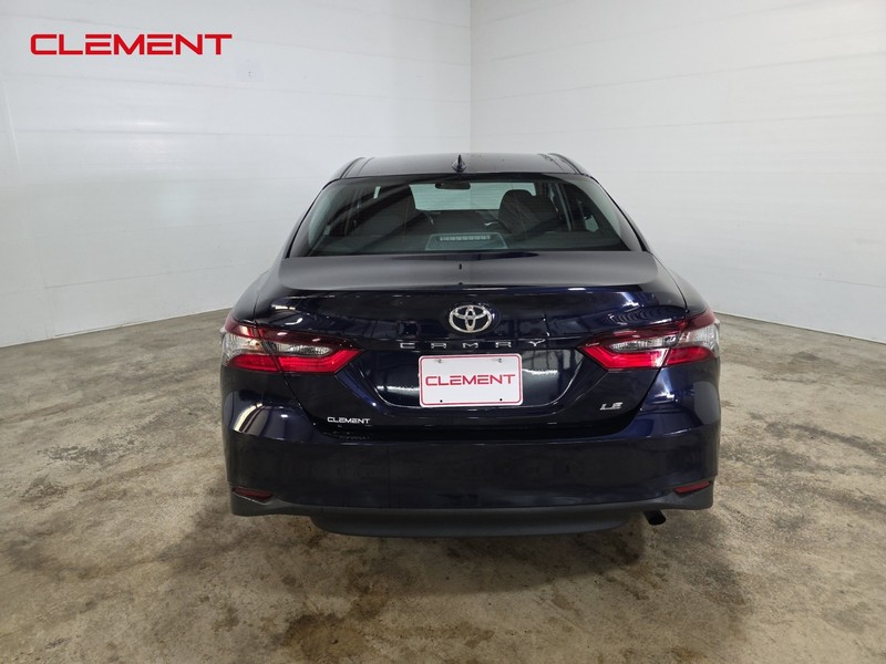 Toyota Camry Vehicle Full-screen Gallery Image 7