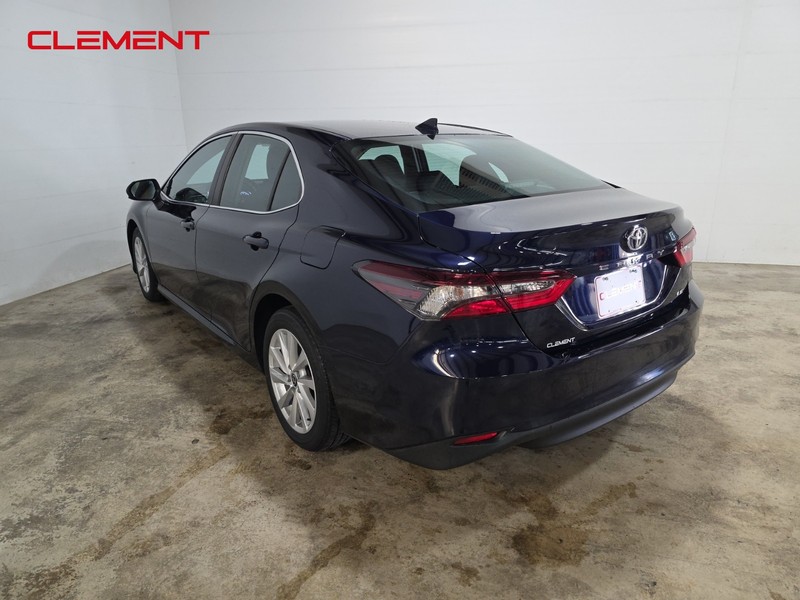 Toyota Camry Vehicle Full-screen Gallery Image 8