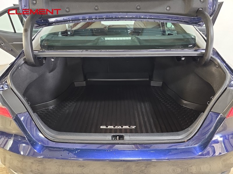 Toyota Camry Vehicle Full-screen Gallery Image 9