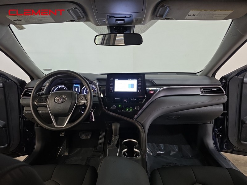 Toyota Camry Vehicle Full-screen Gallery Image 10