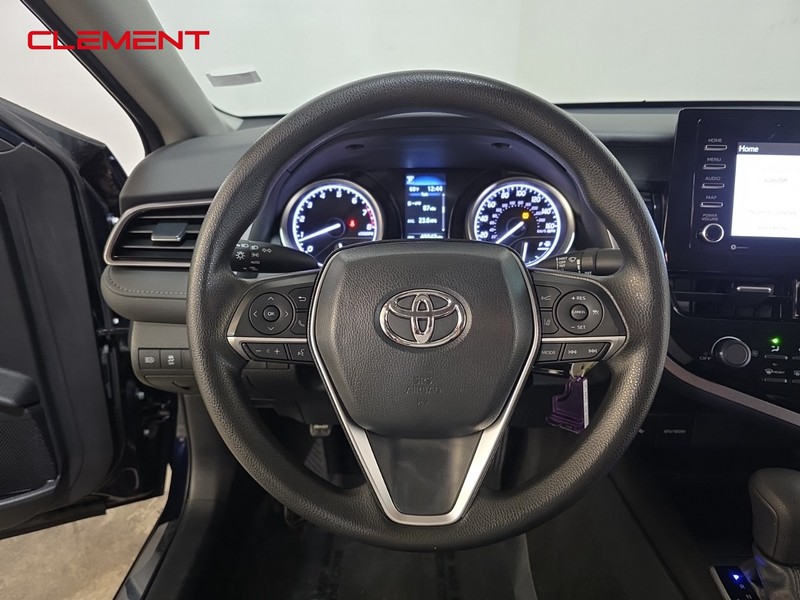 Toyota Camry Vehicle Full-screen Gallery Image 12