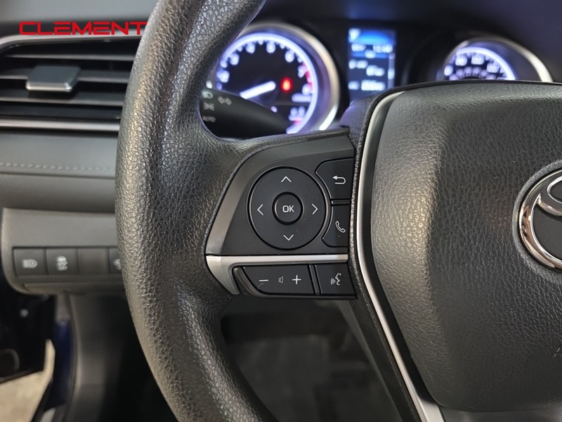 Toyota Camry Vehicle Full-screen Gallery Image 13