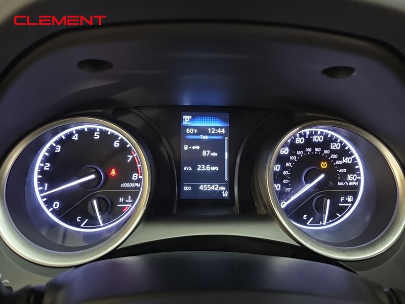 Toyota Camry Vehicle Full-screen Gallery Image 16