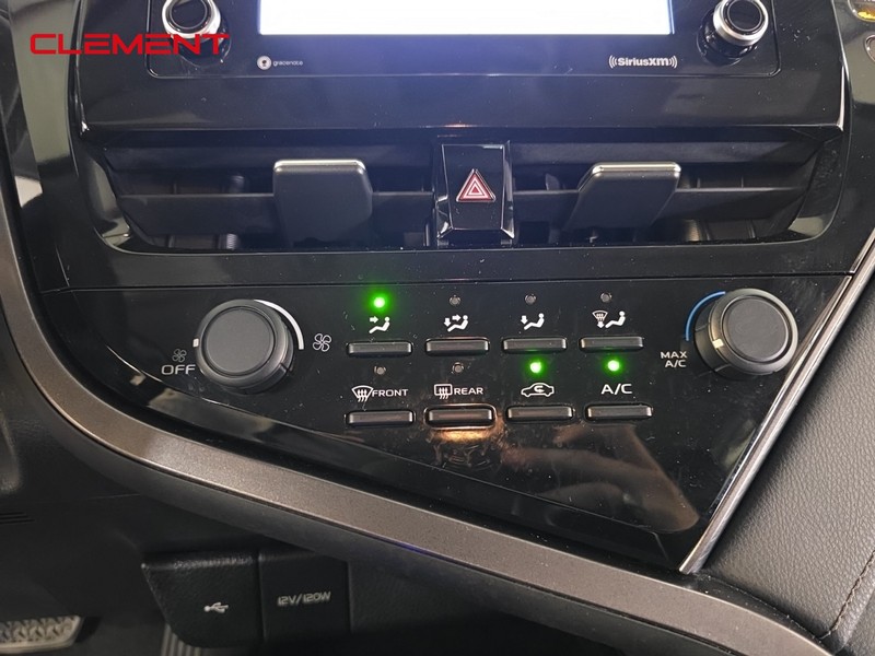 Toyota Camry Vehicle Full-screen Gallery Image 19