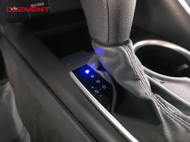 Toyota Camry Vehicle Full-screen Gallery Image 21