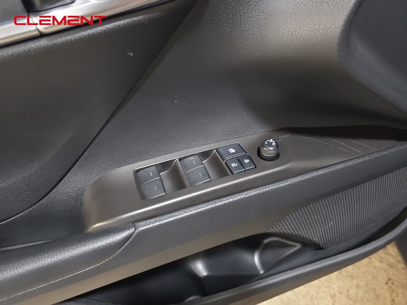 Toyota Camry Vehicle Full-screen Gallery Image 22