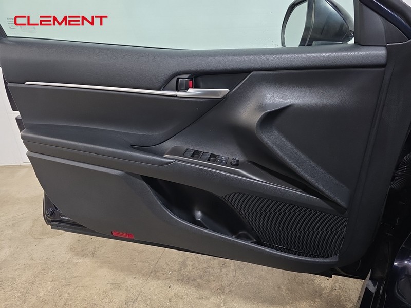 Toyota Camry Vehicle Full-screen Gallery Image 23