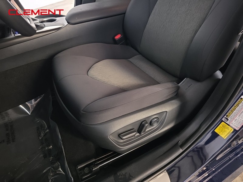 Toyota Camry Vehicle Full-screen Gallery Image 24