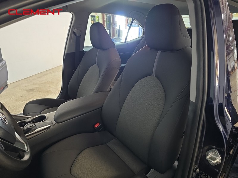 Toyota Camry Vehicle Full-screen Gallery Image 25