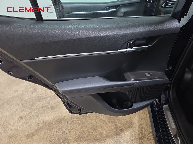 Toyota Camry Vehicle Full-screen Gallery Image 26