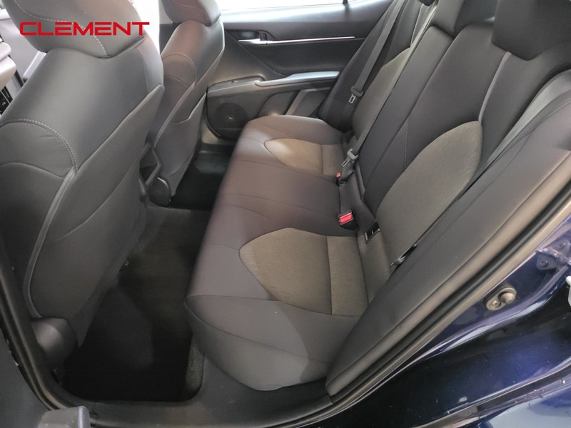 Toyota Camry Vehicle Full-screen Gallery Image 27