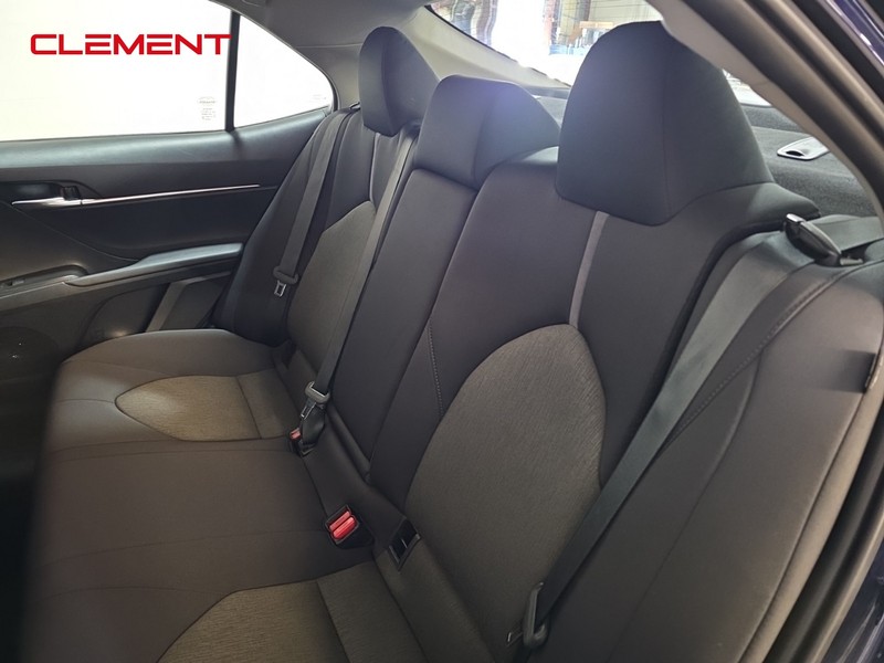 Toyota Camry Vehicle Full-screen Gallery Image 28