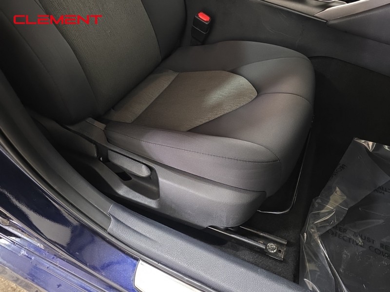 Toyota Camry Vehicle Full-screen Gallery Image 29