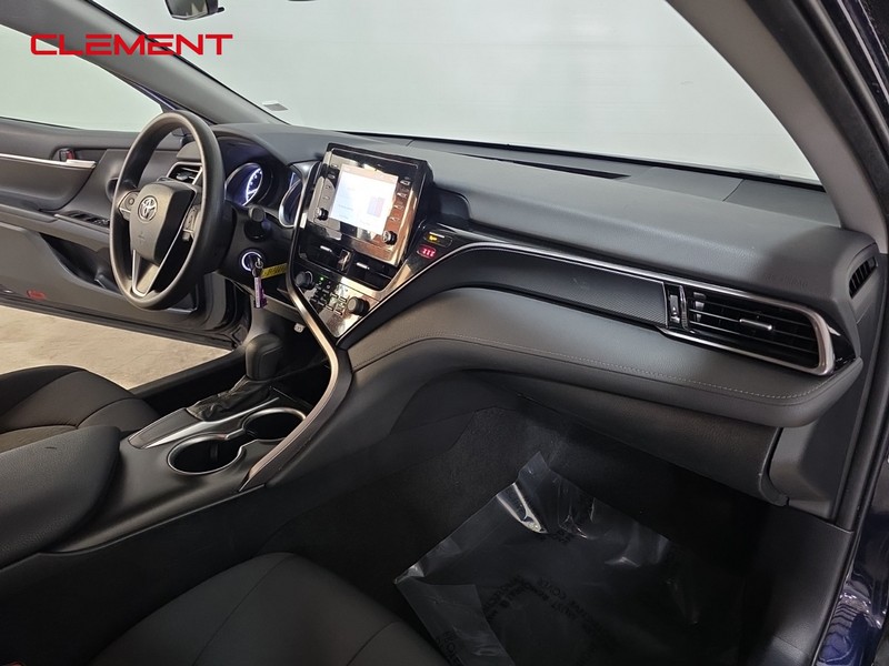 Toyota Camry Vehicle Full-screen Gallery Image 30