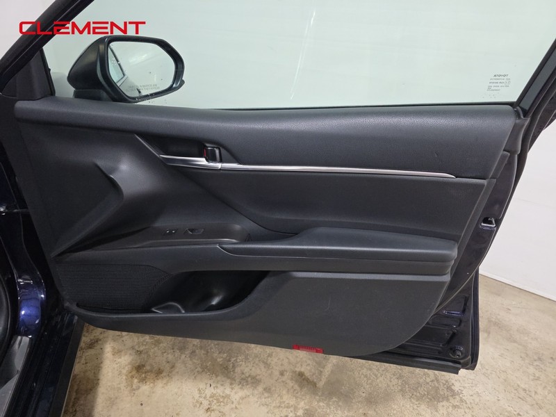 Toyota Camry Vehicle Full-screen Gallery Image 31