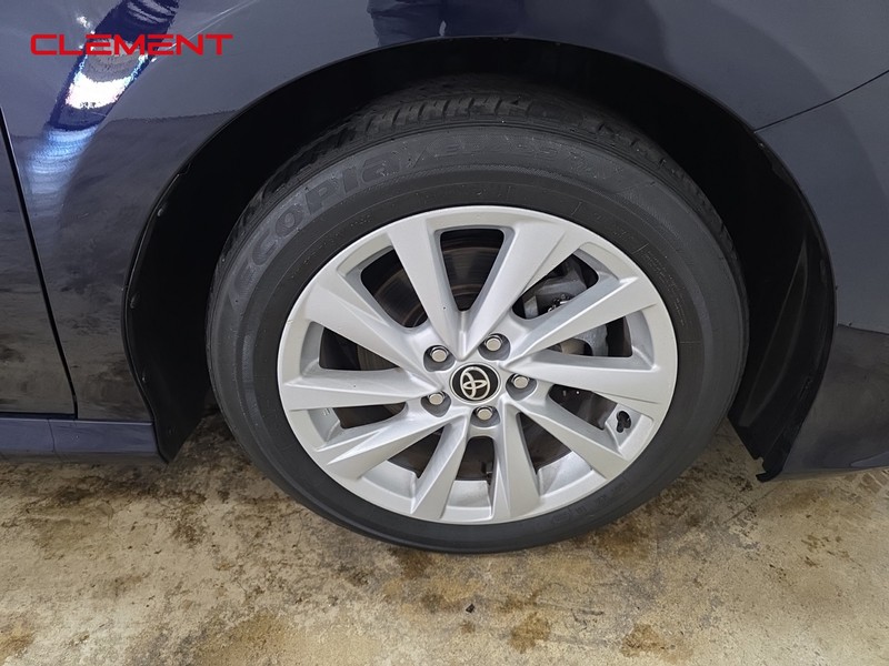 Toyota Camry Vehicle Full-screen Gallery Image 32