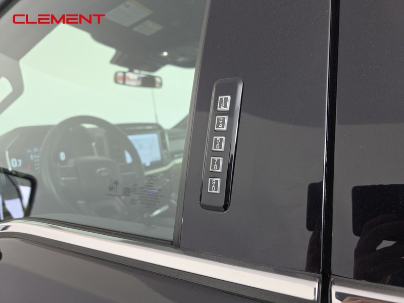 Ford F-150 Vehicle Full-screen Gallery Image 10