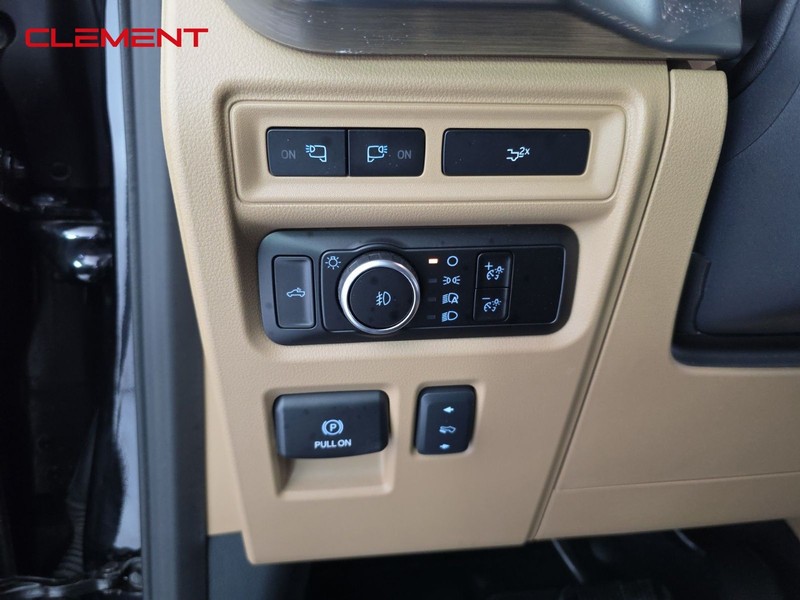 Ford F-150 Vehicle Full-screen Gallery Image 12