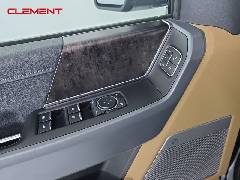 Ford F-150 Vehicle Full-screen Gallery Image 24