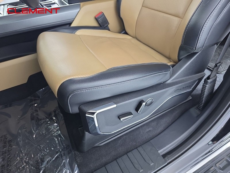 Ford F-150 Vehicle Full-screen Gallery Image 26