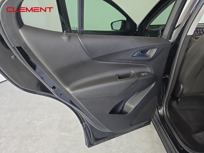 Chevrolet Equinox Vehicle Full-screen Gallery Image 24