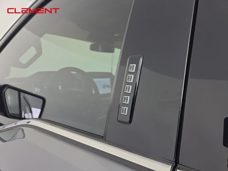 Ford F-150 Vehicle Full-screen Gallery Image 9