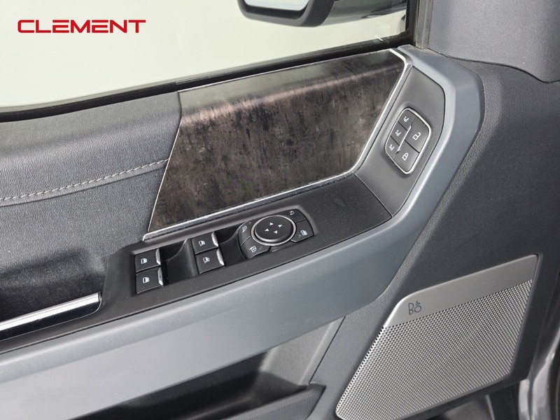 Ford F-150 Vehicle Full-screen Gallery Image 25