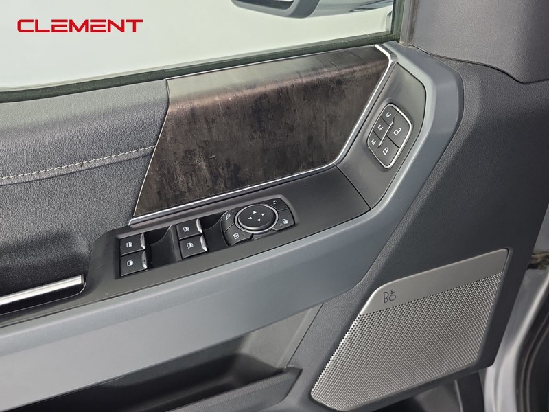 Ford F-150 Vehicle Full-screen Gallery Image 23