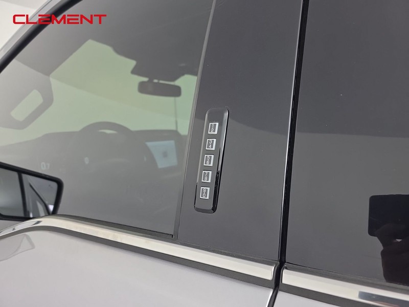 Ford F-150 Vehicle Full-screen Gallery Image 9