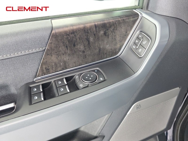 Ford F-150 Vehicle Full-screen Gallery Image 23