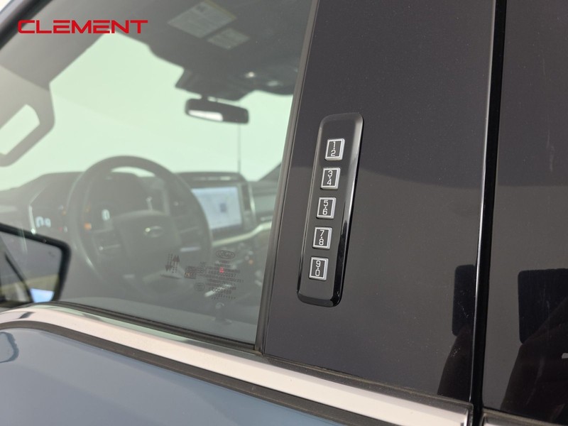 Ford F-150 Vehicle Full-screen Gallery Image 9