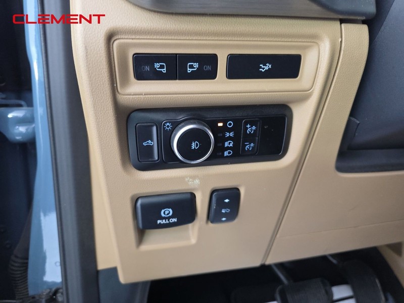 Ford F-150 Vehicle Full-screen Gallery Image 12