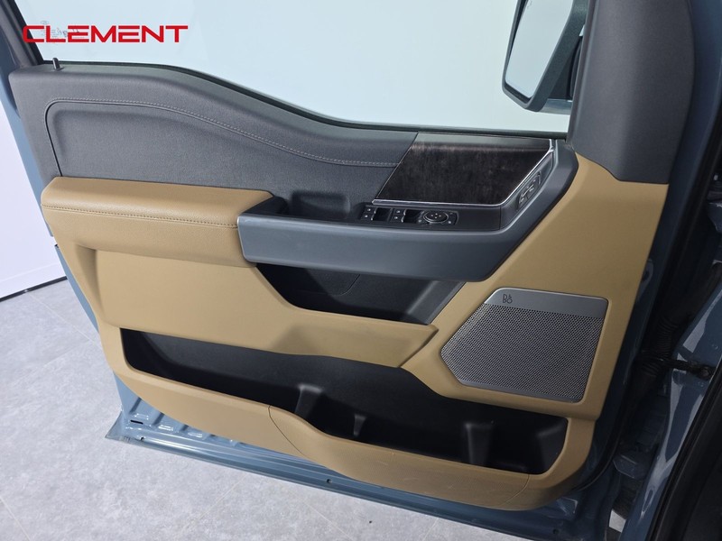 Ford F-150 Vehicle Full-screen Gallery Image 24