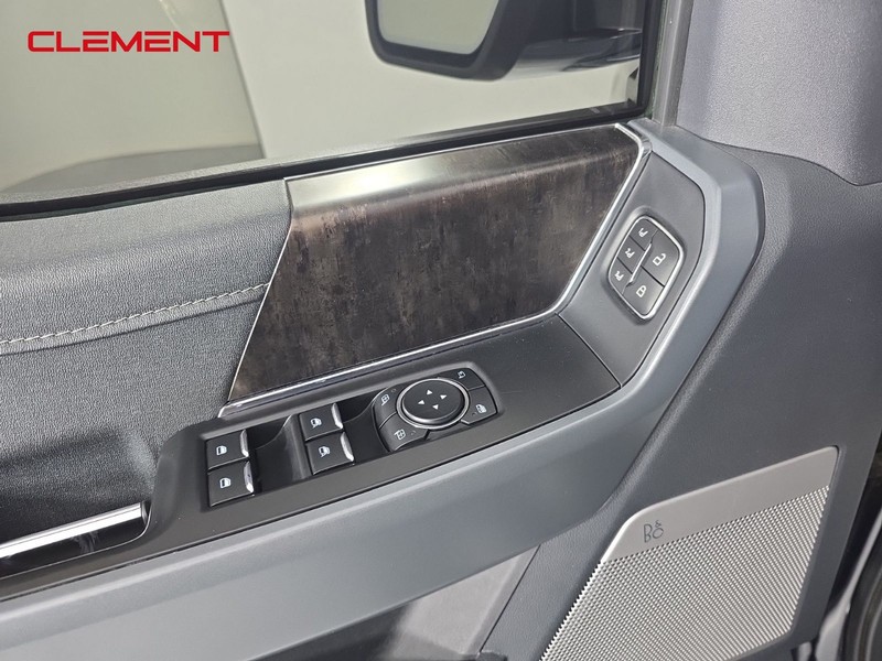 Ford F-150 Vehicle Full-screen Gallery Image 19