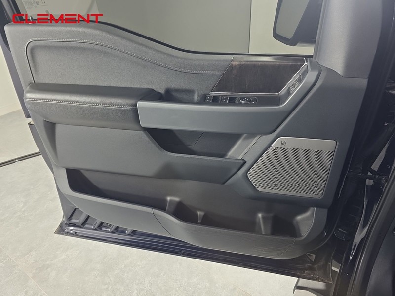 Ford F-150 Vehicle Full-screen Gallery Image 20